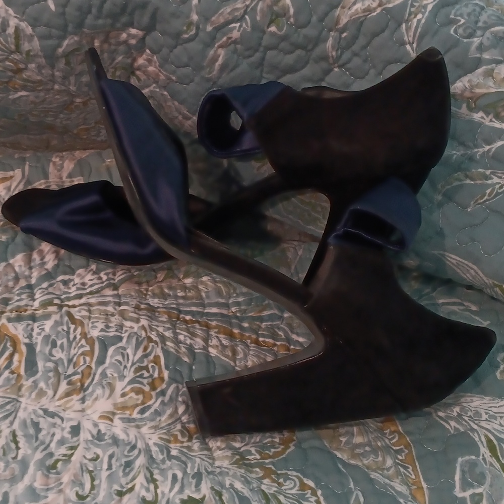 NINE WEST heels navy & blackwith satin & suede - 7.5 7 1/2